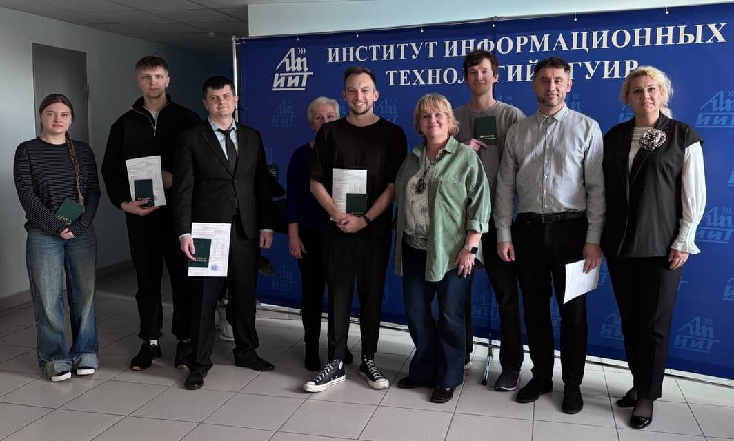 На факультете повышения квалификации и переподготовки вручили дипломы.