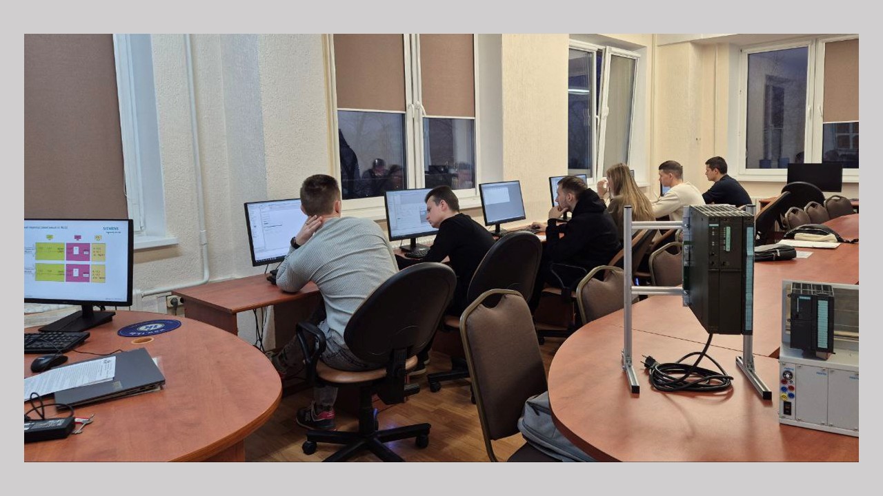 В ИИТ БГУИР завершилось обучение по программе  «SIMATIC S7-300 / S7-400: Программирование и обслуживание универсальных контроллеров Siemens»