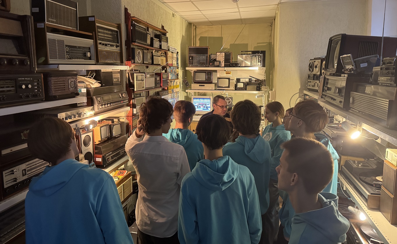 Музейную экспозицию имени П.П. Карповича «Радионостальгия» посетили учащиеся Национального детского технопарка