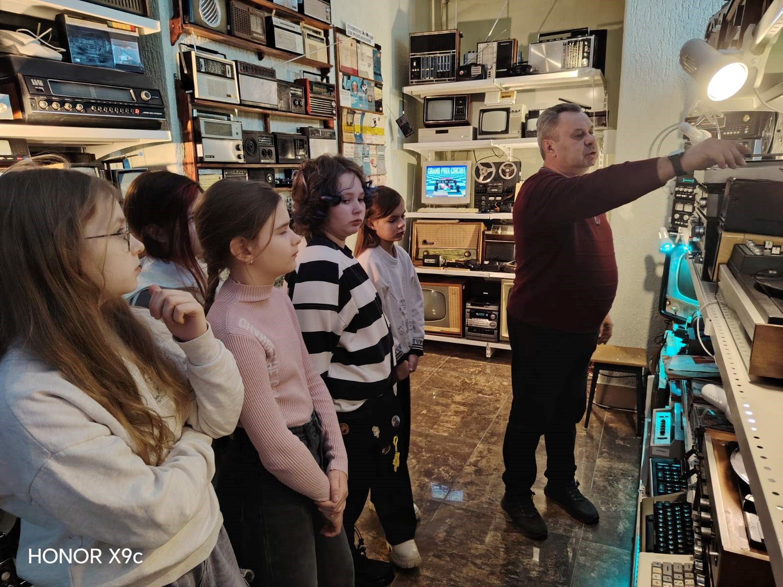 В период зимних школьных каникул в рамках профориентационного мероприятия организовано посещение Музейной экспозиции имени Карповича П.П. «Радионостальгия»