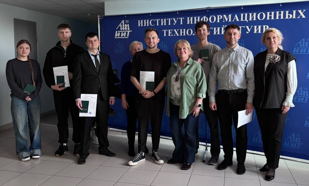 На факультете повышения квалификации и переподготовки вручили дипломы.